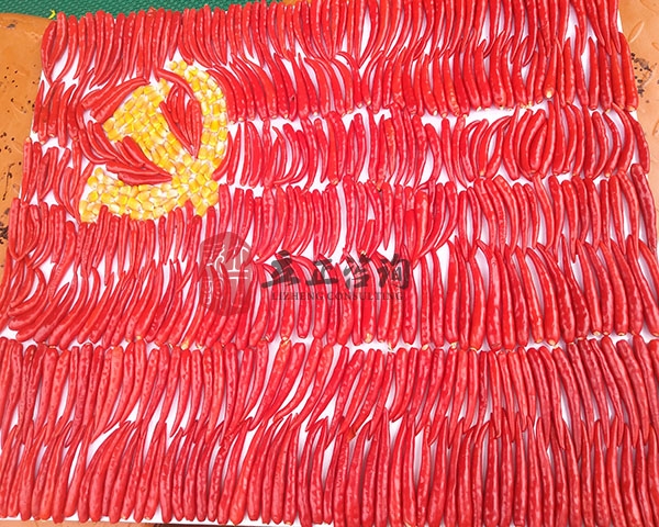 培訓(xùn)快訊培訓(xùn)時間：6月29日培訓(xùn)地點:隆鑫山莊培訓(xùn)單位:中鐵某局培訓(xùn)課程:七一主題黨建活動培訓(xùn)人數(shù)：21人培訓(xùn)老師：馬海濤、李文泮培訓(xùn)后勤:馬麗、周明業(yè)務(wù)人員：齊亞