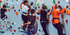 成立于2007年，基于對(duì)國(guó)有企業(yè)的深刻理解，以服務(wù)企業(yè)為宗旨，以專(zhuān)注、專(zhuān)業(yè)為導(dǎo)向，向企業(yè)提供具有針對(duì)性的咨詢(xún)與培訓(xùn)服務(wù)。給予客戶(hù)高質(zhì)量的服務(wù)與高價(jià)值的回報(bào)，將自身打造成為“鷹的個(gè)人，雁的團(tuán)隊(duì)”的專(zhuān)業(yè)培訓(xùn)機(jī)構(gòu)。我們追求實(shí)效、專(zhuān)業(yè)的培訓(xùn)效果，熱情、細(xì)致的服務(wù)質(zhì)量，這是蘭州立正承諾的起點(diǎn)。