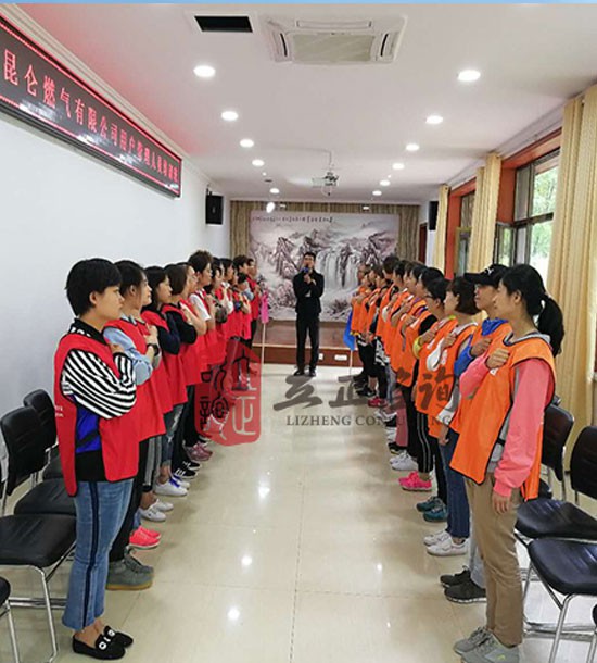 培訓(xùn)快訊培訓(xùn)時(shí)間：7月2日培訓(xùn)地點(diǎn):城建培訓(xùn)中心培訓(xùn)單位:甘肅中石油昆侖燃?xì)庥邢薰九嘤?xùn)課程:拓展培訓(xùn)人數(shù)：29人培訓(xùn)老師:王永康、桑浩勛后勤:魏萬里周明業(yè)務(wù)人員：齊亞