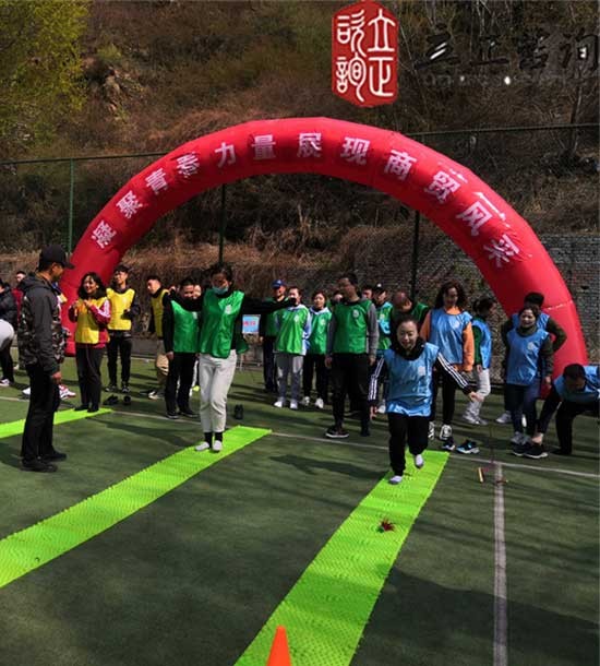 培訓快訊培訓時間：4月28日培訓地點:興隆山城建培訓中心培訓單位:甘肅交通**公司培訓課程:趣味運動會部分拓展項目介紹：緬甸橋項目類型：團隊合作項目培訓形式：一段軟梯掛在山坳的兩端。學員必須利用繩梯和