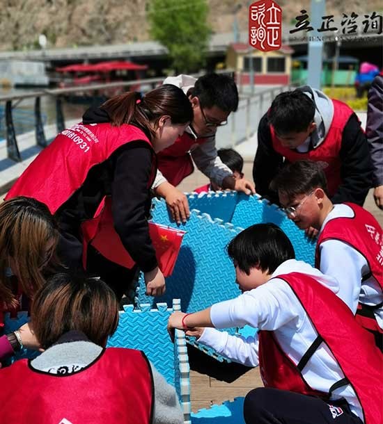 培訓(xùn)快訊培訓(xùn)時間：4月28日培訓(xùn)地點:劉家峽培訓(xùn)單位:甘肅建投集團**公司培訓(xùn)課程:“知黨史憶征程”黨建活動部分拓展項目介紹：天使之手——目標(biāo)的定位與實施項目類型：雙人協(xié)作項目培訓(xùn)形式：小組成員被隨機