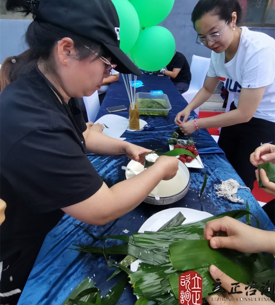 培訓(xùn)快訊培訓(xùn)時間：2021年6月14日培訓(xùn)地點:和銳德廠區(qū)培訓(xùn)單位:甘肅和銳德公司（徐工挖掘機）培訓(xùn)課程:端午節(jié)主題團建活動項目介紹這個項目叫朱德的扁擔(dān)：每支代表隊選派男女各2名共4名隊員參賽，參賽隊