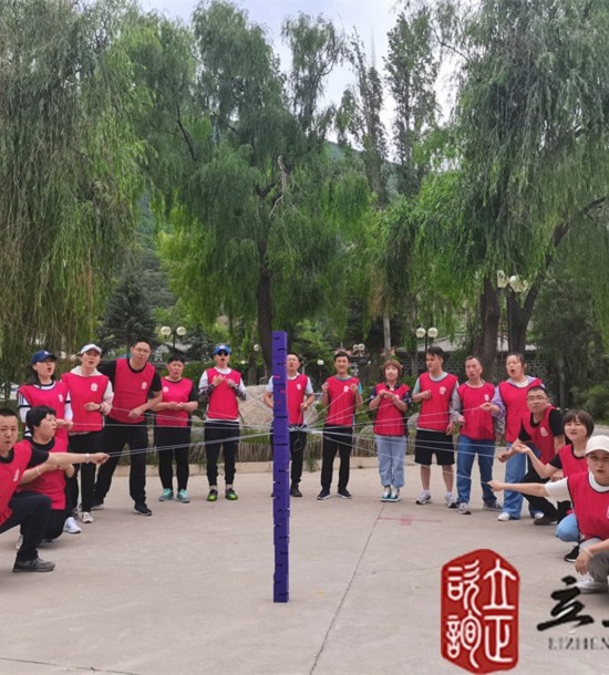 培訓快訊培訓時間：2021年7月6日培訓地點：榆中興隆山培訓單位:甘肅**集團**公司培訓課程:中青年職工拓展培訓班培訓項目介紹：合力建塔團隊成員拉緊繩子末端控制塔鉤移動，用塔鉤將一塊塊塔吊起并按照教