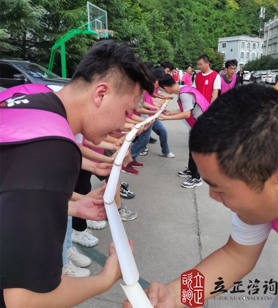 培訓快訊培訓時間：2021年7月12-19日培訓地點：西安培訓單位：中鐵**局**公司培訓課程：新員工入職培訓班團隊合作項目鼓動人心培訓形式一個大鼓，把鼓的四周拴上16根繩子，每根繩子由一個人牽著，在