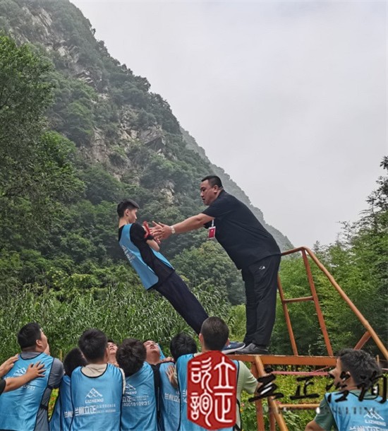 培訓快訊培訓時間：2021年7月19-26日培訓地點:西安培訓單位:中鐵**局**公司培訓課程:新員工入職培訓班個人挑戰(zhàn)項目凌空飛渡（高空斷橋）——挑戰(zhàn)、超越培訓形式在教練的指導下穿上保險衣扣上保險繩